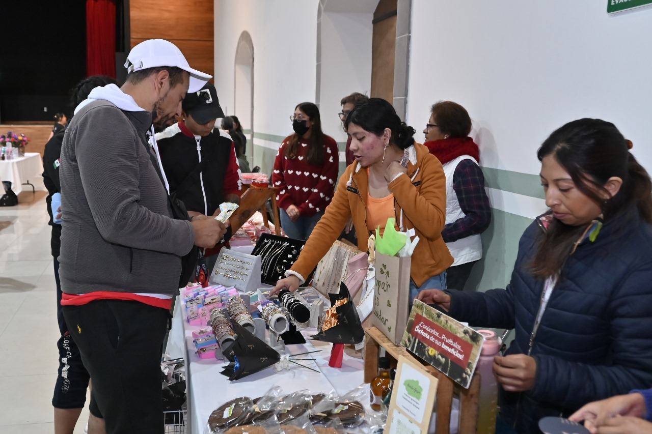 Ofrecen emprendedores de Huamantla productos alusivos al Día del Amor y la Amistad